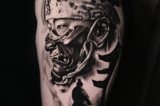 Tatuaje realista retrato con motivo japonés. Autor: Nacho Martin.