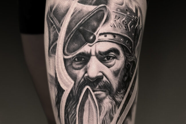 Tatuaje realista retrato con motivo vikingo. Autor: Nacho Martin.