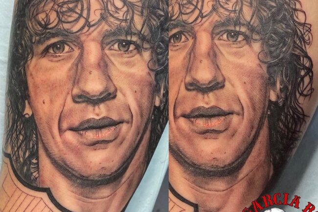 Tatuaje realista retrato de Carles Puyol. Autor: Xavi Boix