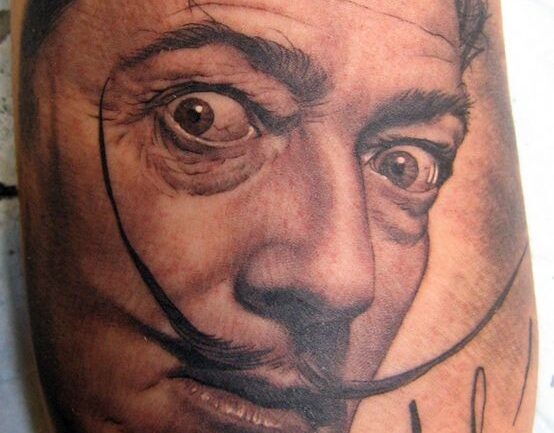 Tatuaje realista retrato de Salvador Dalí. Autor: Xavi Boix