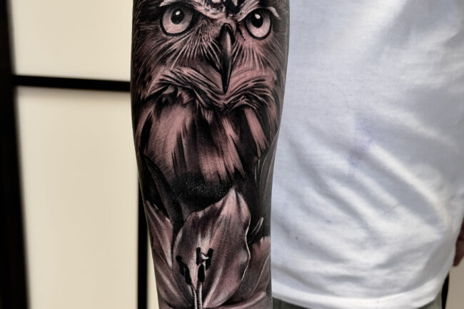 Tatuaje realista retrato de un buho. Autor: Daniel Castaño.