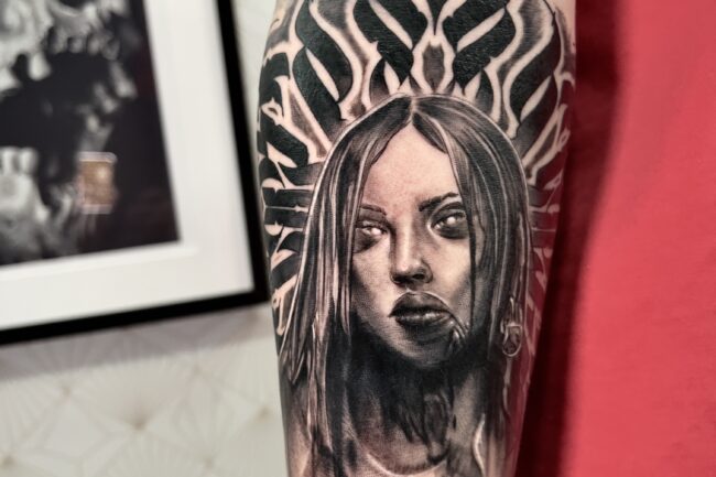 Tatuaje realista retrato de mujer. Autor: Daniel Castaño.