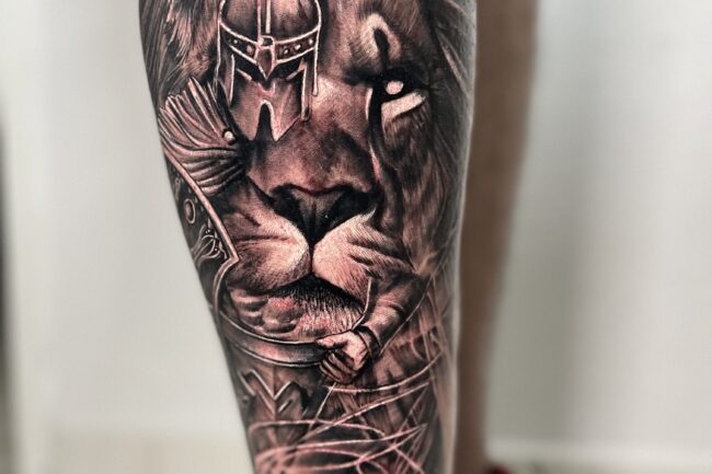 Tatuaje realista retrato de leon. Autor: Daniel Castaño.