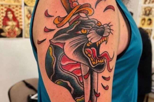Tatuaje tradicional pantera atravesada por una daga. Autor: El Juani