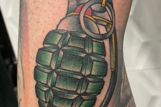 Tatuaje tradicional granada de mano.Autor: El Juani