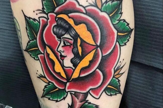 Tatuaje tradicional rosa con un rostro de mujer. Autor: El Juani