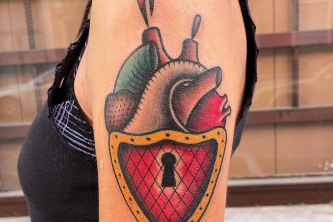 Tatuaje neo-tradicional corazón con cerradura. Autor: El Juani